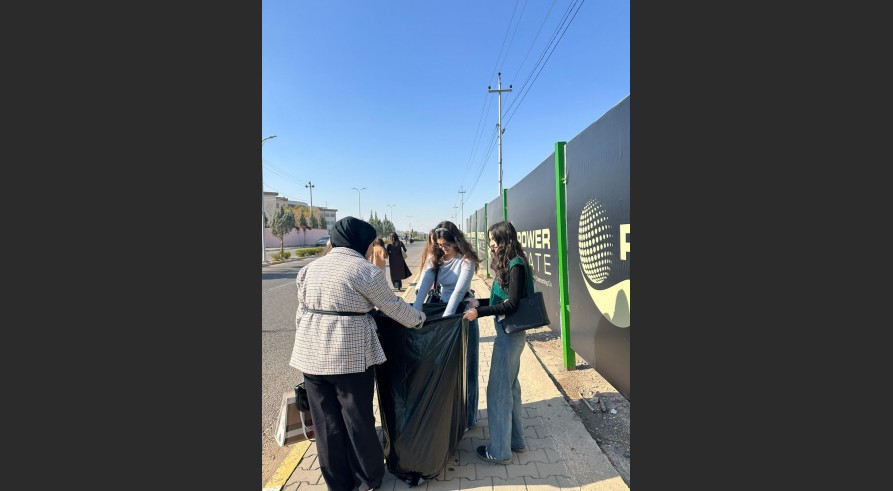 Students of the University of Zakho gathered to clean the university campus.