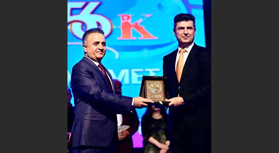 مامۆستایەکێ زانکۆیا زاخۆ خەلاتەکێ ڕێزلێنانێ وەرگرت