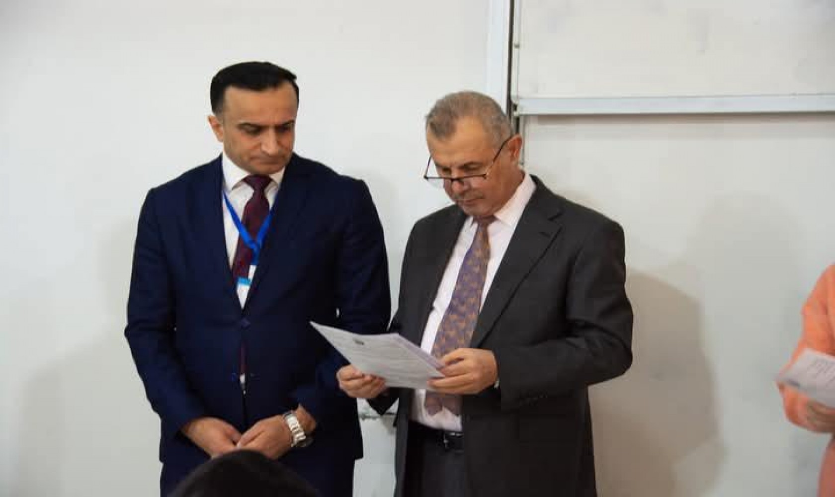 The assistants to the university president, accompanied by the dean of the College of Education, visited the examination halls